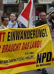...und als Träger des Fronttransparents auf dem Nazidemo am 24.Mai 2003 in Hannover