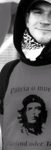 Nazi-Aktivist Sebastian Schmidtke mit Palästinenser-Tuch und Che-Guevara-T-Shirt