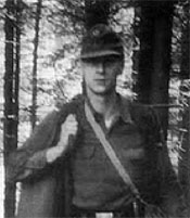 Strache beim Kampfspielen im Wald
