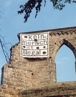 Kein Mensch ist illegal - Transpi auf der Burg Oybin