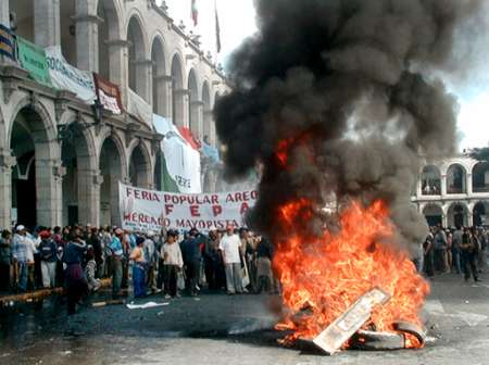 Peruvians protest privatization of power