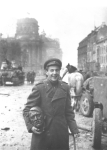 Der Dichter Jewgeni Dolmatowski am 2. Mai 1945 in Berlin.