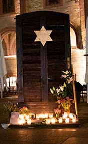 Nachbau der Synagogentür aus Halle in Göttingen