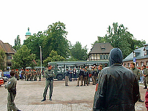 Bild: Zuk&uuml;nftige M&ouml;rder fahren wieder in die Kaserne.