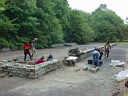 Bild: Arbeitsguppe bei der Arbeit am "Pferdestall"