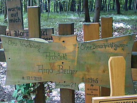Bild: Ohne Verurteilung/Ohne Benachrichtigung - Waldfriedhof, von der DSU inszenierte "Ehrung" f&uuml;r die T&auml;ter