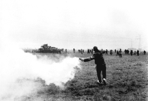 CS-Geschoss beim Verlassen des Demonstrationsbereiches