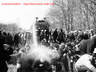 Wasserwerfer schiesst auf Sitzblockade