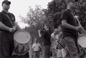 Benjamin Handrik (links) und Martin Krause (rechts) aus Rostock als Trommler in Peenemünde