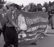 »Opa war in Ordnung !«-Transparent gegen
die »Wehrmachtsausstellung« in Peenemünde.
