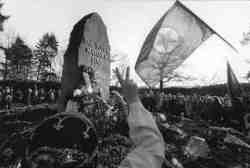 Am Ende wehte dann doch die ERNK-Fahne am Mahnmal ...