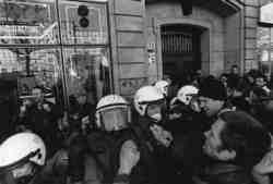 Autonome Antifas verhindern das Eindringen von Bullen in die Demo