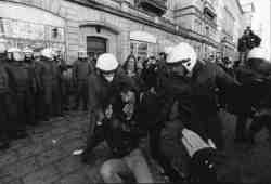 Prgelnde Sicherheit whrend der LL-Demo, Berlin Jan. 98