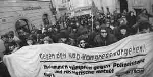 Gegen den NPD-Kongre vorgehen! (Antifa-Demo, Passau 7.2.98)